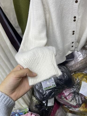 платье футляр теплое: Женский теплый свитер-хомут с пуговицами по спинке - Фасон: свободный — 2
