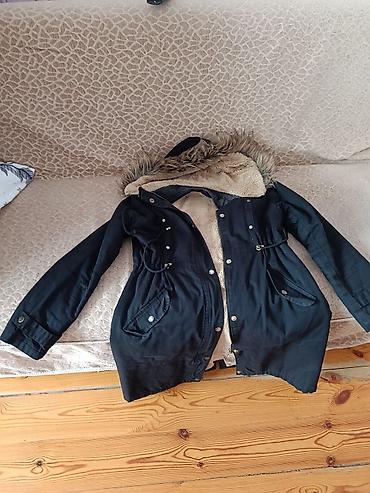 Üst geyimi: Qadın parka tipli qış gödəkçəsi - Rəng: tünd (qara). - Model — 1