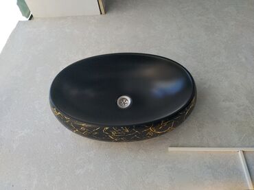 metbex canagi: Oval formalı, qara rəngdə, qızılı naxışlı keramika lavabo. Hamam və ya