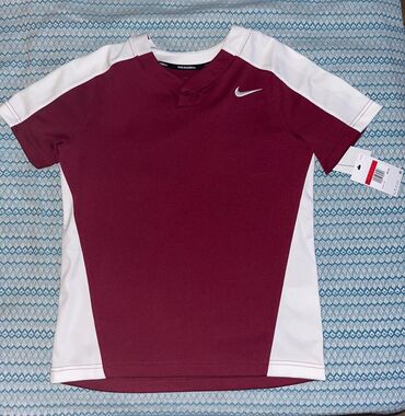 nike qaçış üçün qadın krossovkaları: Nike. T-shirt. L-ölçülü. Təzədir. Amerikadan alınıb dəyərindən aşağı