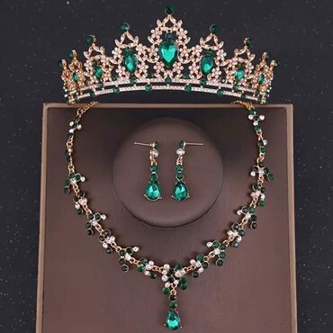 Setovi nakita: Komplet sa krunom
Cena 2400 dinara