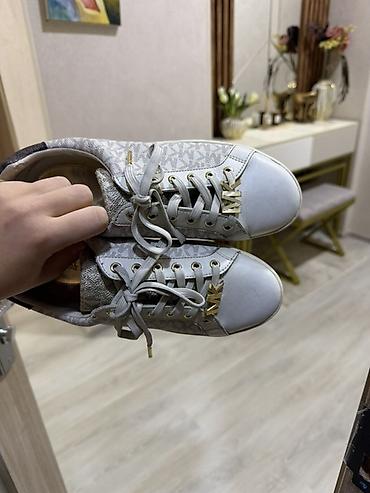 deri plas: Michael Kors qadın krossovkaları - Model: şnurbağlı, aşağı profilli — 2