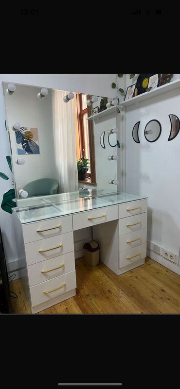 Salon masaları: İşlənmiş, Makiyaj üçün masa, Güzgülü