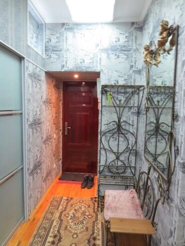 красный страйтел: 3 бөлмө, 64 кв. м, Сталинка, 3 кабат