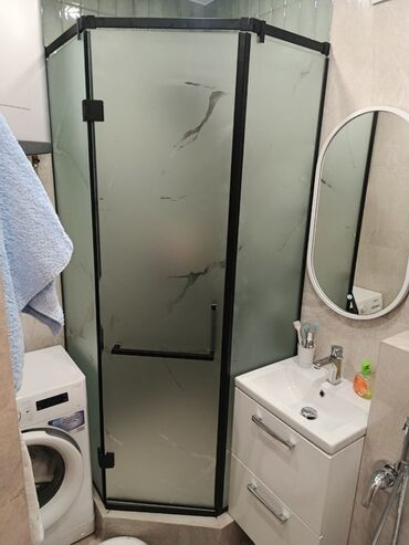 угловые стеклянные полки для ванной: Душевой уголок из матового закаленного стекла с черным алюминиевым