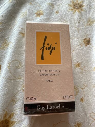 Boşqablar: Guy Laroche tərəfindən "Fiji" ətirli tualet suyu. Bu sprey formalı