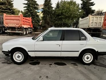 bwm самурай: Белый седан BMW 3 серии, модель E30. Автомобиль оснащен четырьмя