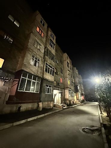 Köhnə tikili: 5 mərtəbəli daş binada mənzil. Geniş, işıqlı həyət, gecə — 1