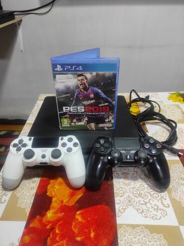 ikinci el kandsaner: PlayStation 4 Slim 500GB oyun konsolu Komplekt: - PS4 Slim konsolu
