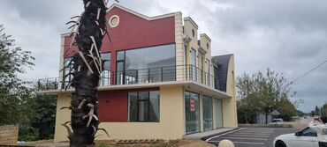 Binalar: Kommersiya təyinatlı iki mərtəbəli modern bina - Şüşəbənd vitrin — 10