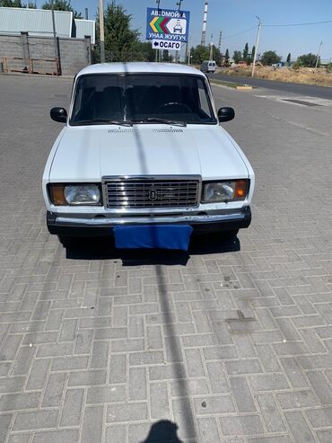 купить шины в бишкеке бу: Белый седан Lada 2107 с классическим дизайном. Автомобиль имеет