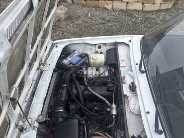 VAZ (LADA): LADA klassik model (sedan) – ağ rəngli, ön hissədə yerləşən benzin — 5