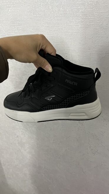 продаю в связи переездом: Эркектердин кроссовкасы, 39, Жаңы, түсү - Кара, Өзү алып кетүү, Акылуу жеткирүү