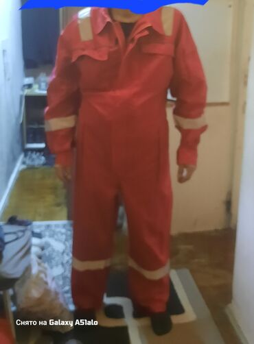 Qırmızı rəngdə, üzərində işıqqayıtar zolaqları olan kombinezon. Xüsusi
