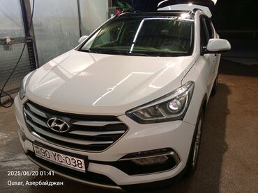 Çəngəllər: Ağ rəngdə olan Hyundai Santa Fe markalı avtomobil. Qara rəngli damı