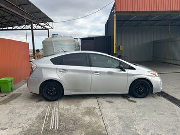 Toyota: Toyota Prius Hybrid – gümüş rəng, sedan/hatchback kuzov. Texniki və — 2