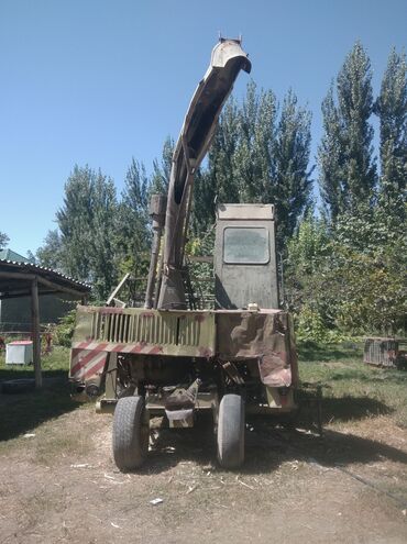 Зерновые жатки: Продается силосный Камбайын собой имеется две жатки .один силосный — 10