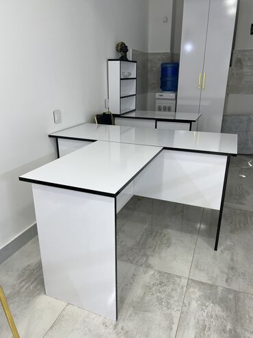 Ofis masaları: Yeni, Kvadrat masa