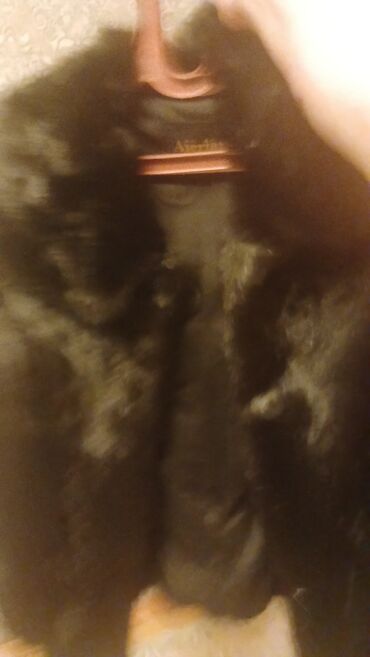 kurkler: Qısa xəz pencək – tünd rəng - Model: qısa kəsimli, dizdən yuxarı