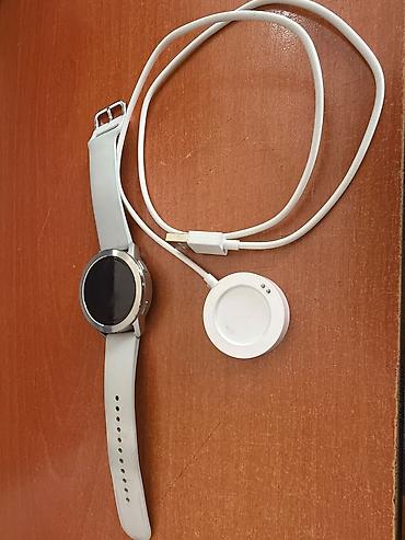 samsung watch 1: Ağıllı saat – dairəvi metal gövdə, ağ/südlü rəngli silikon qayış — 3