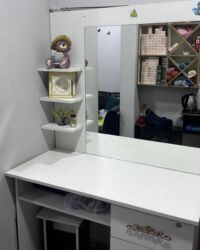 Qonaq otağı dəstləri: İşlənmiş, Makiyaj üçün masa, Güzgülü