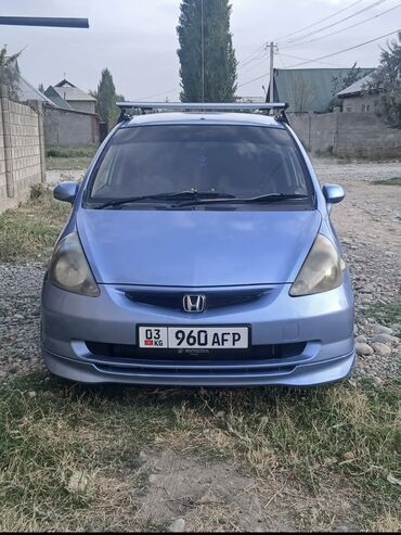 прицеп для машина: Хэтчбек Honda Fit в голубом цвете, оснащенный багажником на крыше
