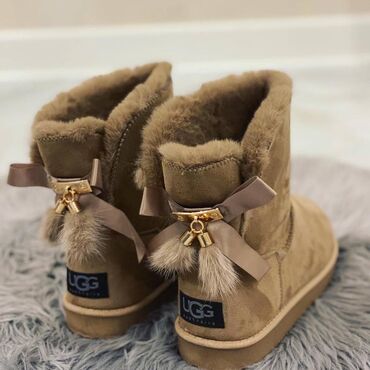 Ugg obuća: Ugg čizmice više boja

Novo
Brojevi 36 do 41

fb Moja Kupovina 1 — 8