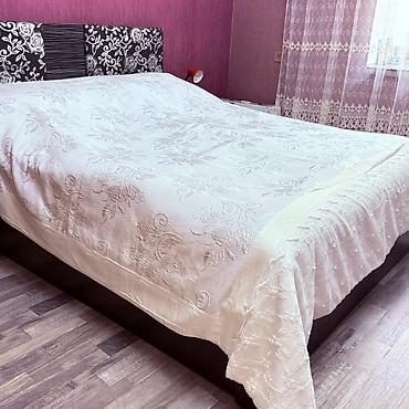 divan ortuleri: Cox baha alinib,ucuz satilir. Zərif krem rəngli yataq örtüyü dəsti — 2