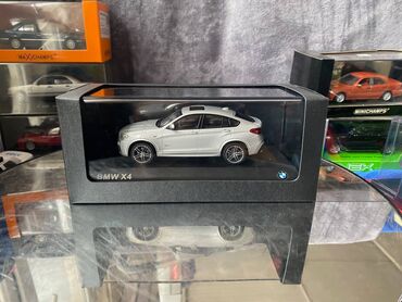 аккумуляторы для машины: Коллекционная модель BMW X4 series F26 Melbourne Silver 2015 Dealer