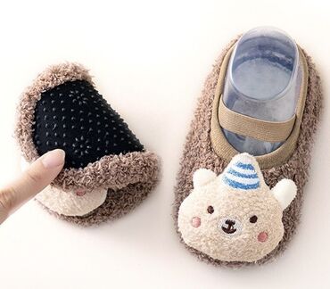 Детская одежда и обувь: Детские тапочки на резинке, утепленные с тормозами. Размер Морковка