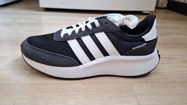 адидас кроссовки оригинал: Черные кроссовки Adidas с тремя белыми полосками по бокам и белыми