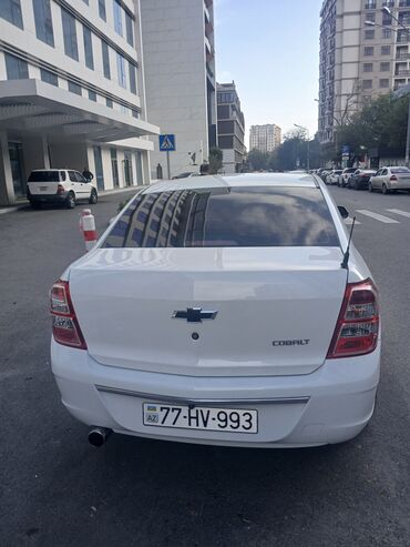 Chevrolet: Chevrolet Cobalt, ağ rəng, sedan gövdə. Xüsusiyyətlər: - Avtomat — 4