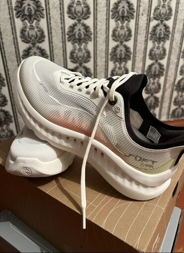 беговые красовки: Белые кроссовки Li-Ning с оранжевыми, желтыми и черными акцентами