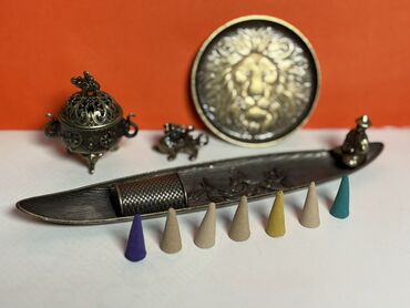 şam qabı: Bu dəstdə iki ədəd bürünc rəngli qab, aslan təsvirli dairəvi qab
