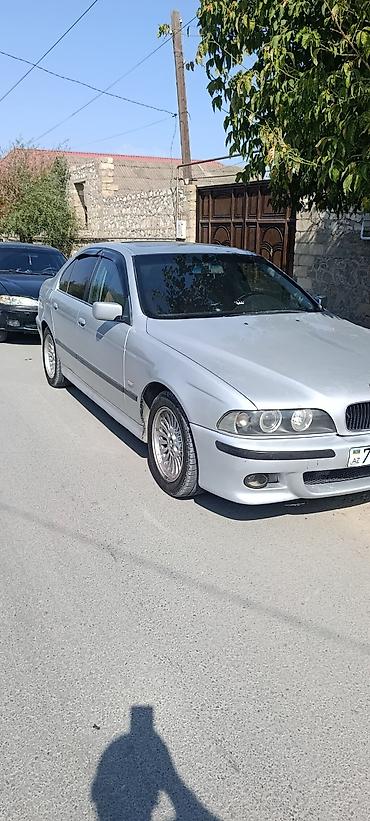 akril şüşə: BMW 5 Series E39 sedan – gümüşü rəngdə, 4 qapı. Xüsusiyyətlər: - — 2