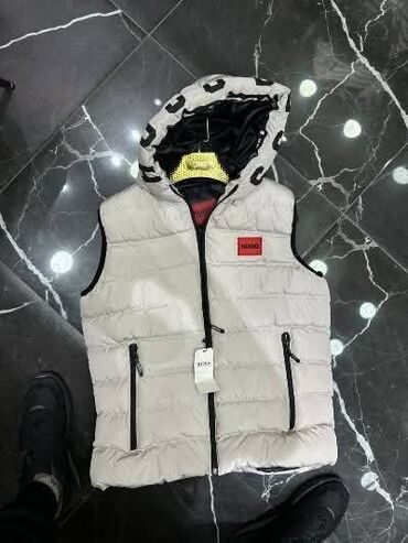 Prsluci: Muski prsluci
S M L XL XXL
Cena 3500 din — 16