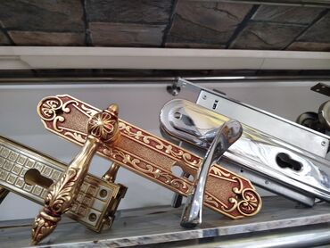 qapi ucun vinil: Qapı dəstləri – klassik və müasir modellər - Material: metal