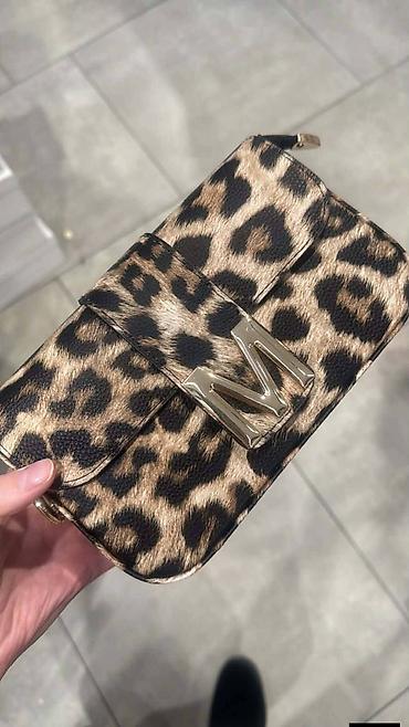 Torbe: Ženska torbica preko ramena sa širokim kaišem i metalnim slovom “M” - — 15