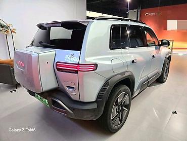 range rover evoque: Электрический кроссовер (5 дверей, 5 мест) в светло‑сером цвете с — 4