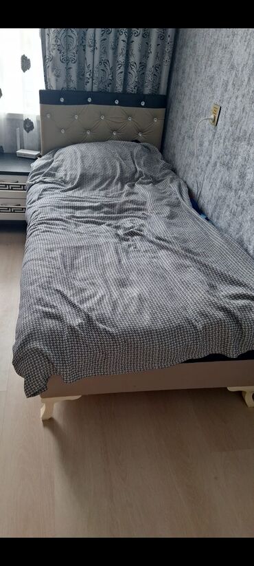 Кровати: Б/у, Односпальная кровать, С подъемным механизмом, С матрасом