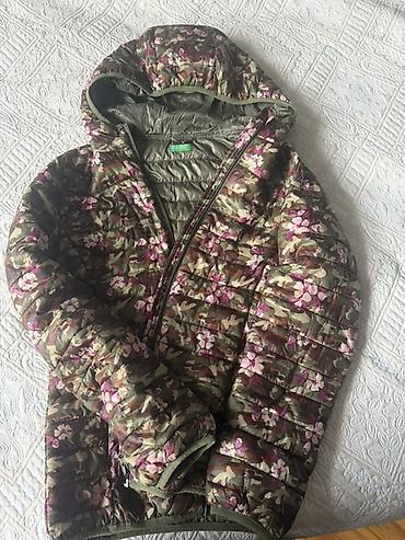 bomber kurtka: United Colors of Benetton markalı qadın üçün qısa şişme gödəkçə. Model — 1