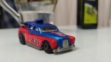 Игрушки: Hot wheels taxi красно синего цвета
