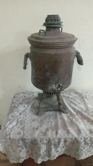 Сепараторы: Köhnə metal samovar, rustik görünüşlü və dekorativ detallara malikdir