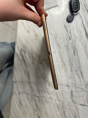 Digər planşetlər: Qızılı rəngdə planşet Xüsusiyyətlər: - İncə və yüngül alüminium — 3