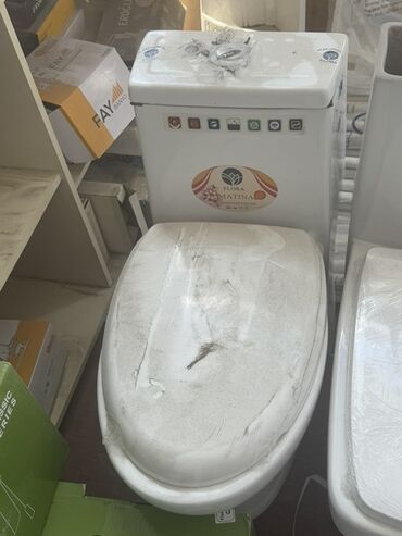 унитаз с биде: Ağ rəngli, keramika materialdan hazırlanmış unitaz. İki hissədən