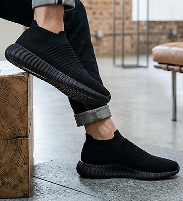 97 crne: Crne muške slip-on patike modernog, minimalističkog dizajna. Izrađene — 1
