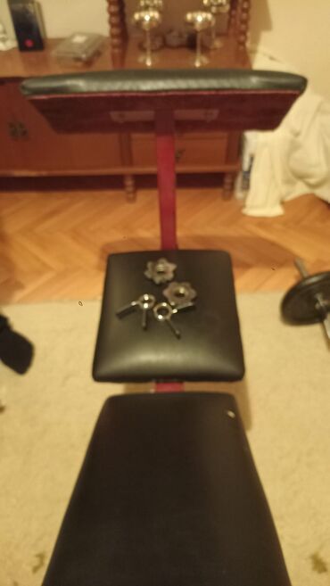 Rekviziti za vežbanje: Višenamenska klupa za vežbanje sa stalkom za šipku i setom tegova. - — 12