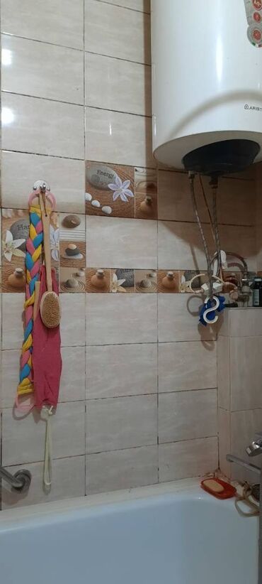 4 болмолуу батир сатылат ош: 4 бөлмө, 92 кв. м, 106-серия, 8 кабат, Косметикалык ремонт