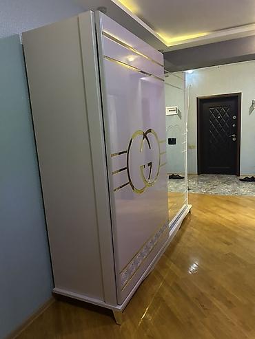 ucuz dolab: Sürgülü qapılı, güzgülü yataq otağı şkafı. Müasir dizayna malikdir və — 1