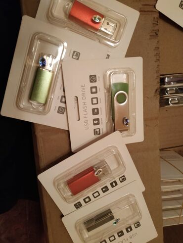 maqintafon kalonka satisi: Topdan qiymete USB Flash kartlar satilir. 8 ve 16 Gb-dir Qiymet - 4.50